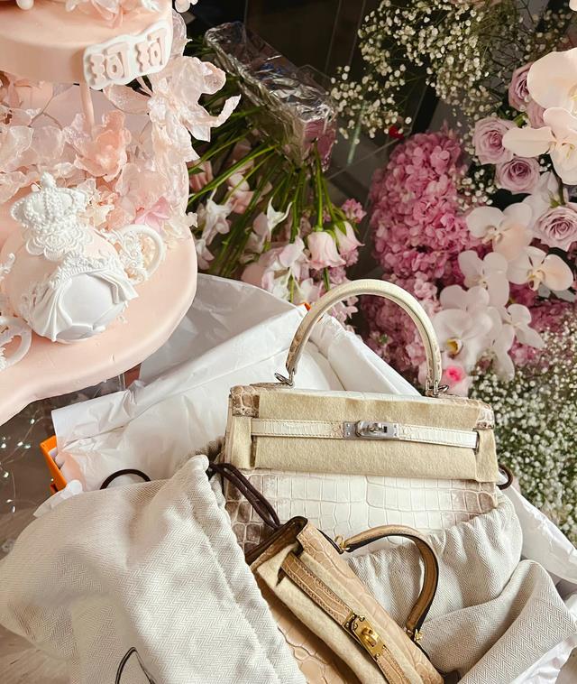 柳岩|黄晓明绯闻女友高调庆生,晒男友送百万名牌包,贺卡意外暴露身份