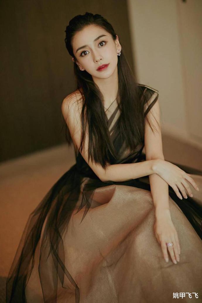 昆凌|当28岁昆凌撞上32岁baby，网友：才知道真混血与假混血的差距！