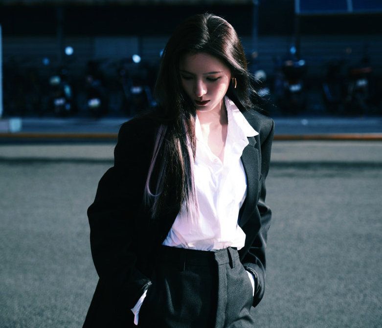 杨雨潼|张予曦有多适合粉色西装?明眸皓齿气场强大,甜酷气质完美切换