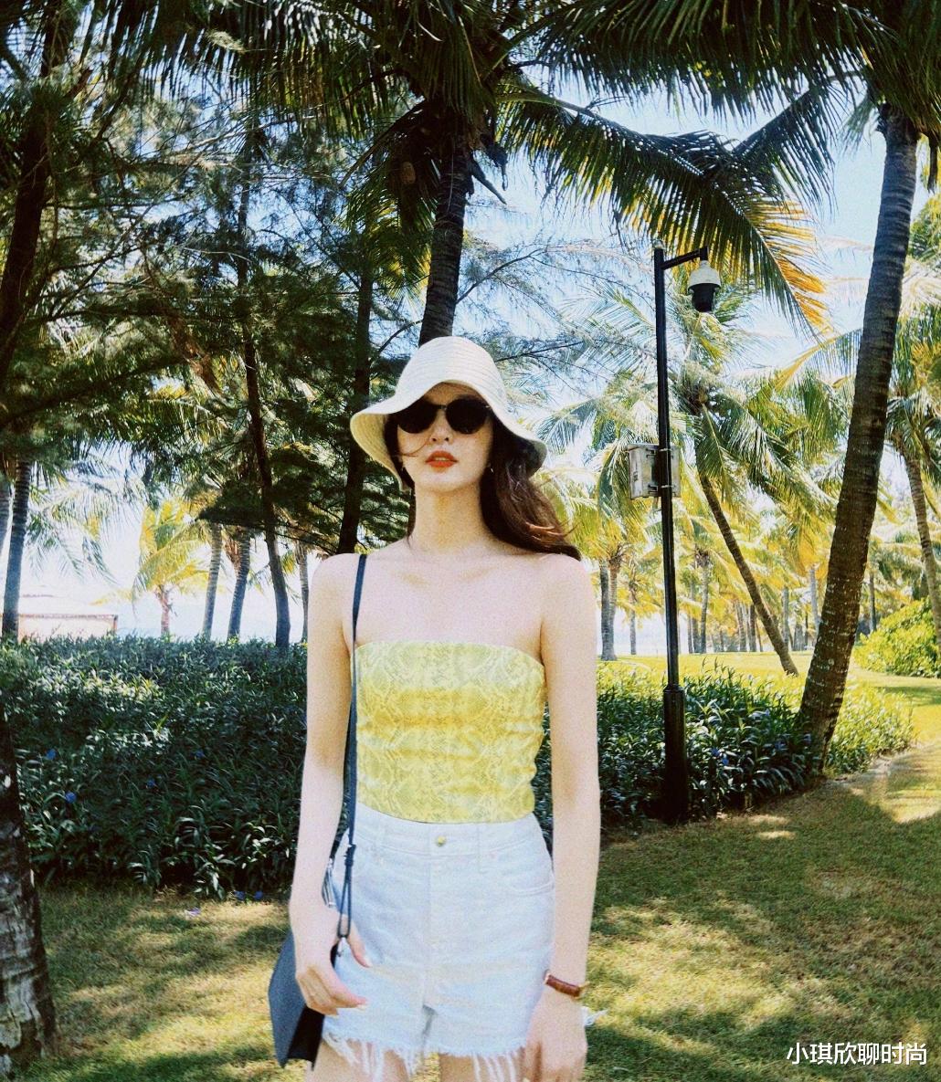 江疏影大胆演绎夏日浪漫！穿橘色V领吊带裙，女神范十足