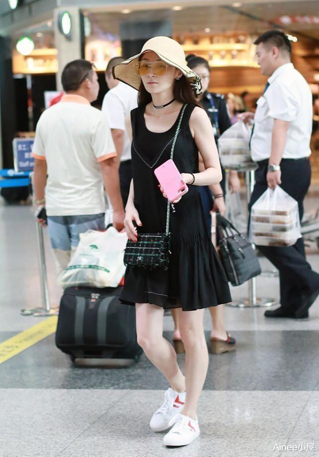 姚笛气质挺清纯的，穿白色薄纱裙配中分，显出清新女人味