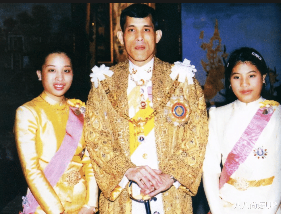 思蕊梵|帕查拉与思蕊梵,同穿姐妹装为“父母”祈福,还跪拜苏提达真孝顺