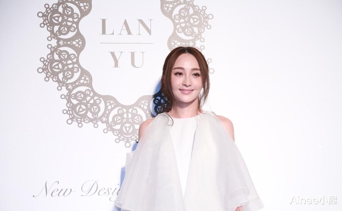 姚笛气质挺清纯的，穿白色薄纱裙配中分，显出清新女人味