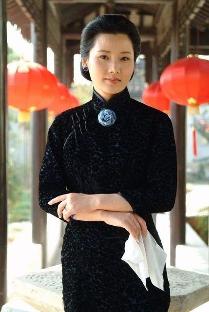发型 中年女人想时髦洋气，从放弃你的“黑长直”开始，看何赛飞就知道