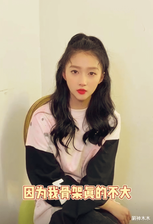 关晓彤|关晓彤时尚照又翻车!绿眼影嘟嘟嘴,为凹出直角肩站姿扭曲