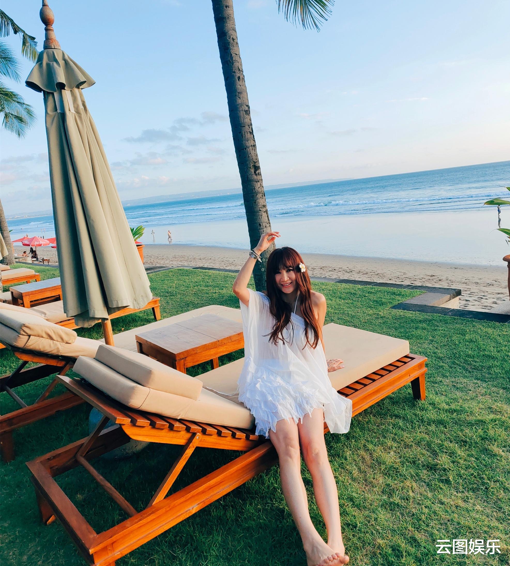 温碧霞|温碧霞养子将赴美留学！开学前全家海岛度假，在当地拥有千万豪宅