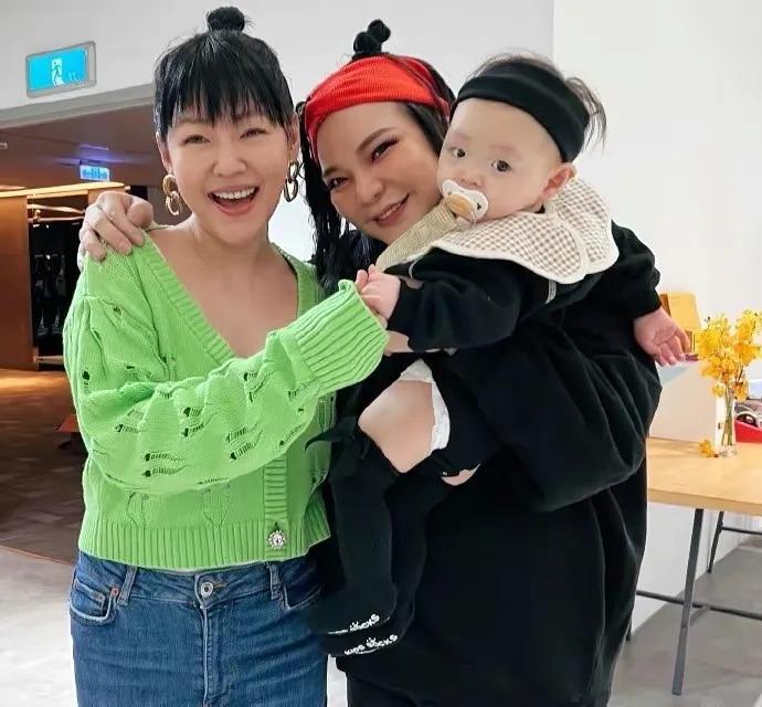 大S|大s与好友聚会！瘦太狠脸颊凹陷更好看，双手搂异性脖子亲密合照