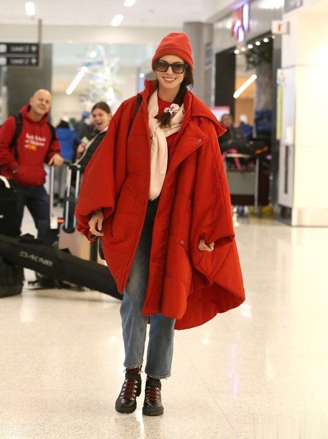 安妮·海瑟薇|安妮海瑟薇,红色超大羽绒服现身机场,如同冬日里的暖阳