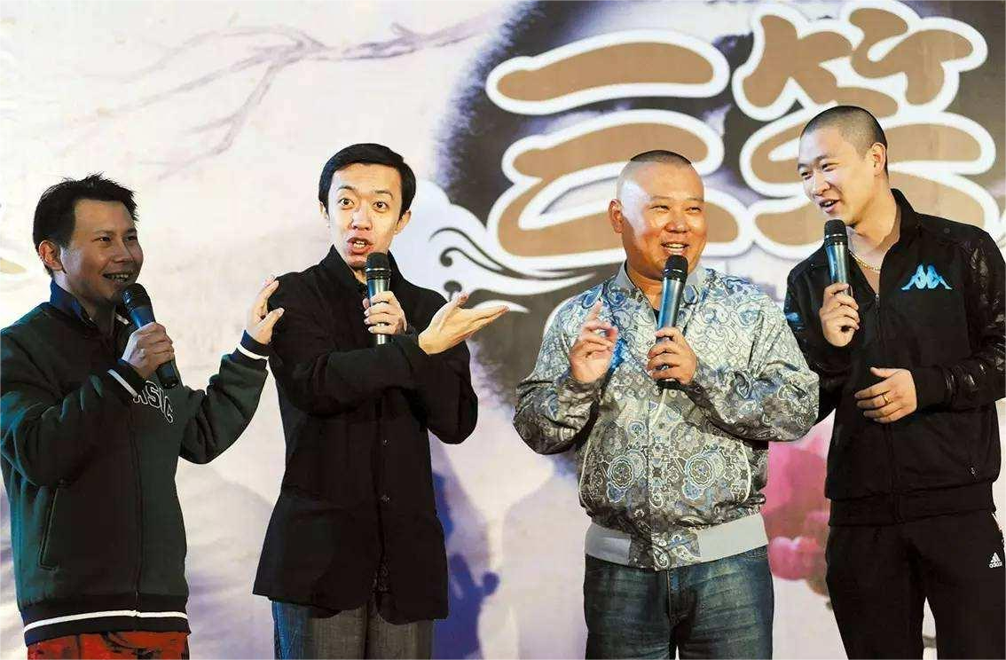 曹云金|曹云金和岳云鹏同台演出，曹云金一把将其锁喉，台下的观众叫好