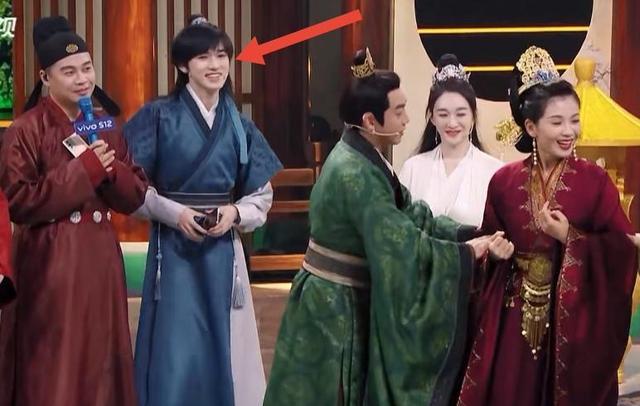 宋亚轩|《王牌对王牌7》嘉宾有趣镜头，宋亚轩憨憨傻笑，贾玲低头玩手机