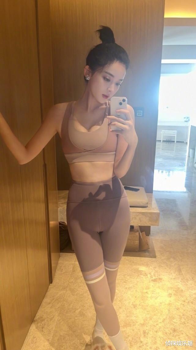 古力娜扎|古力娜扎活动生图,穿白裙秀发披肩超甜美,无滤镜被赞盛世美颜