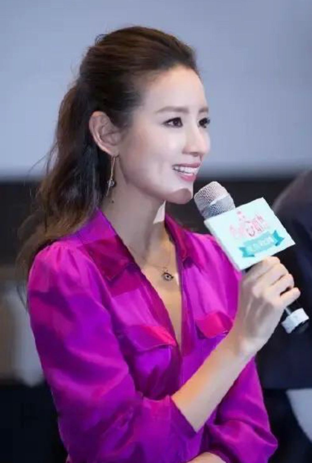 贾玲 董洁总算找对了风格，穿亮紫色长裙艳而不俗，扎半马尾美出新高度