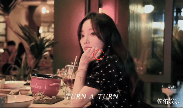 李小璐|李小璐深夜泡吧难掩孤单,手戴戒指辟谣与贾乃亮复合