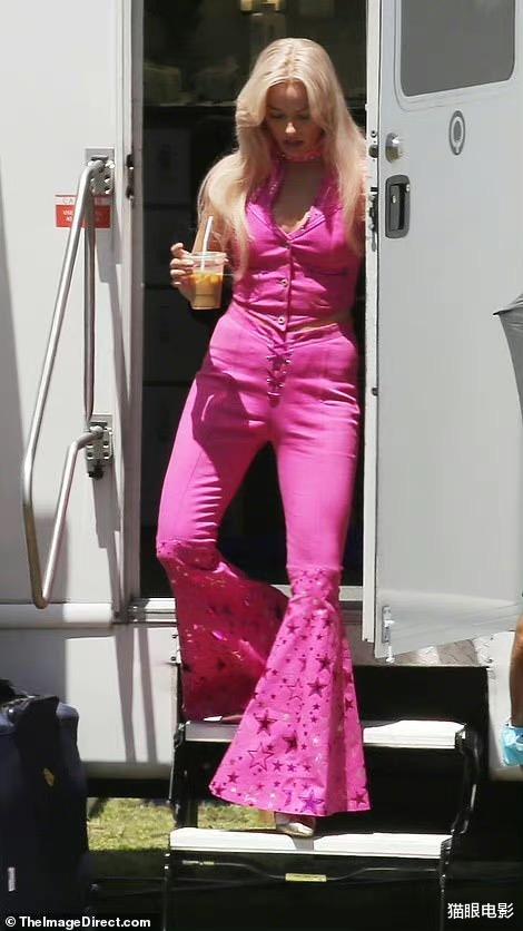 粉色|小丑女新片演芭比娃娃，亮粉色喇叭裤身材火辣，网友：丰腴版芭比