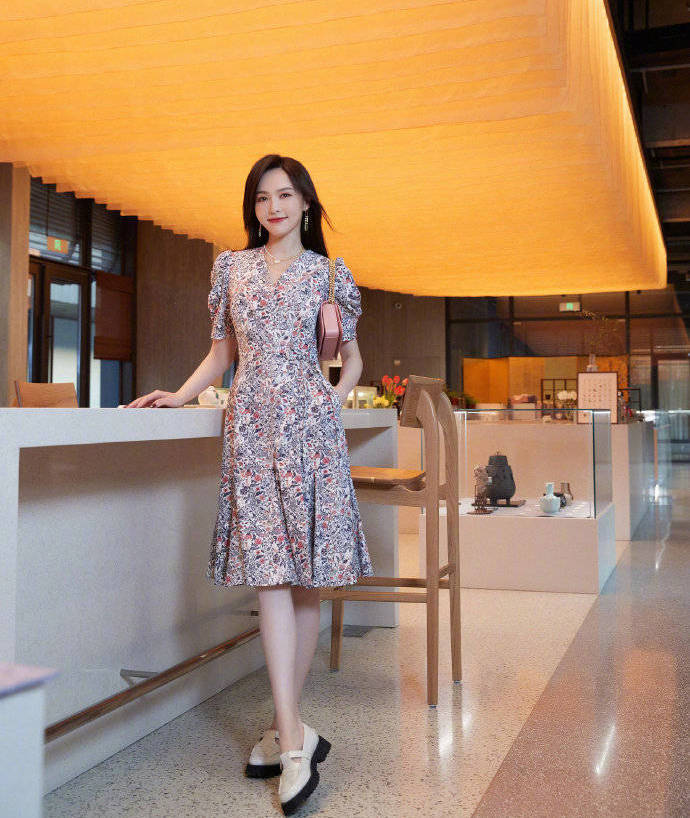 唐嫣|唐嫣穿泡泡袖碎花连衣裙 对镜甜笑温婉大方