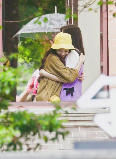 杨幂|杨幂《花少3》路透曝光！后面的赵今麦太显眼了，颜值对比有差距