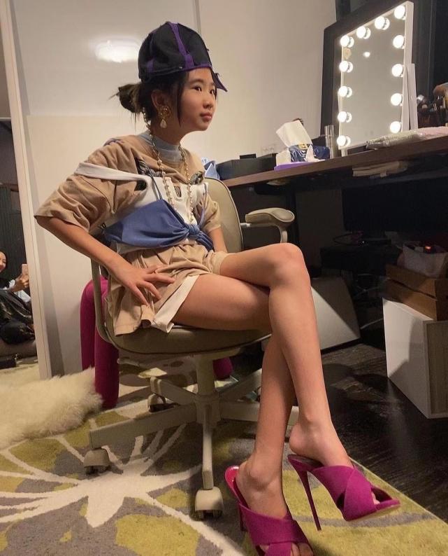 穿衣搭配 曹格11岁女儿大变样，做美甲穿吊带打扮成熟，有了女神范
