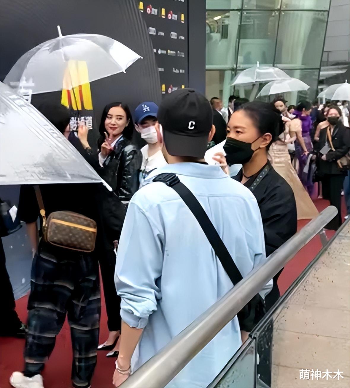 李宇春|微博电影之夜大批明星迟到,红毯被迫推迟,李宇春等人姗姗来迟