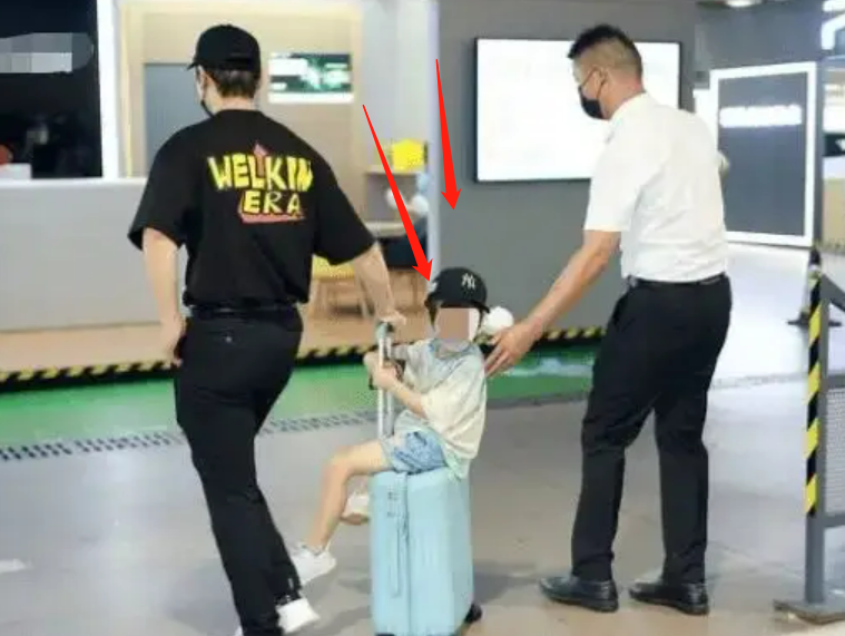 黄晓明|黄晓明带娃吃饭太豪爽!霸气请全场小孩吃雪糕,儿子长相太帅被夸