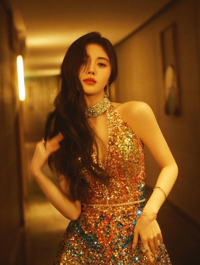 鞠婧祎|鞠婧祎身穿金色深V长裙大秀香肩美背！雪肤玉貌太性感了