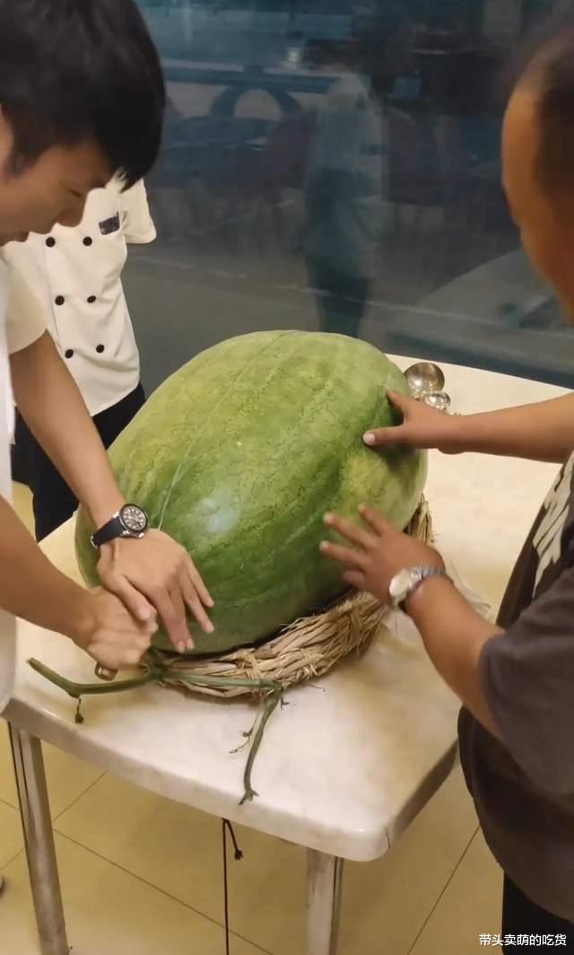 内蒙古175斤大西瓜拍出15万天价?一人搬不动,网友:吃了能成仙?