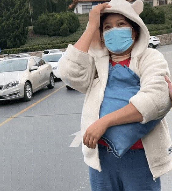 董宇辉|董宇辉现身山东户外直播,被人直冲脸泼水3次,泼水者辩解引争议