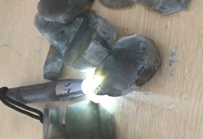 翡翠|翡翠原石种和裂相辅而成,切开后没出来手镯却出来只梅花鹿!