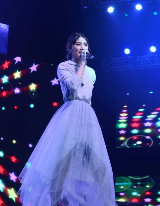 陈慧琳|出身豪门,爆红嫁给初恋,41岁生二胎,今和老公相恋30年甜蜜幸福