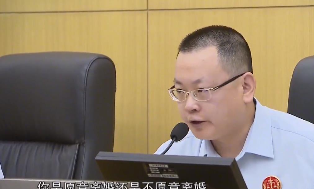 17年,上海老人偶遇摆摊夫妻,好心提供住宿,女子却非要与其结婚