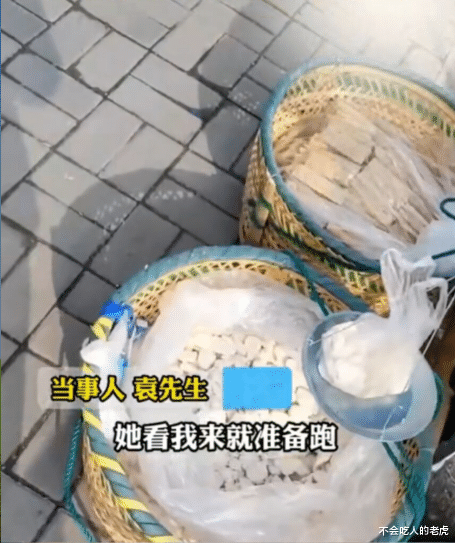 安徽合肥:男子12元买半斤麦芽糖,结果回家一称只有二两,老太太看对方找来准备跑