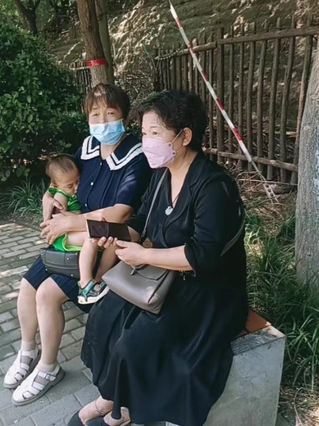 杜新枝|争议不断！姚策堂嫂再晒杜新枝郭希宽近照，为老两口祈福