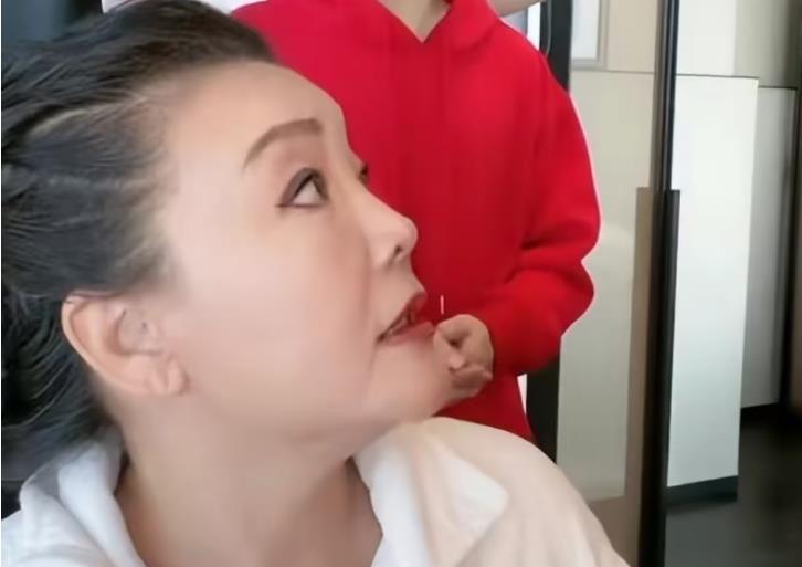酒店服务不到位,张兰要砸宝格丽柜台?网友反击:你家东西更贵