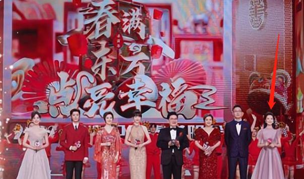 春晚|中传好苗子冯琳参加春节晚会彩排，与大咖同台气场足，站在最边上