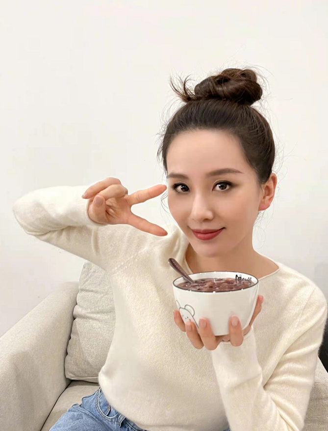 刘诗诗|刘诗诗终于勤快营业了！腊八美照扎丸子头用力过猛，好在气质出众