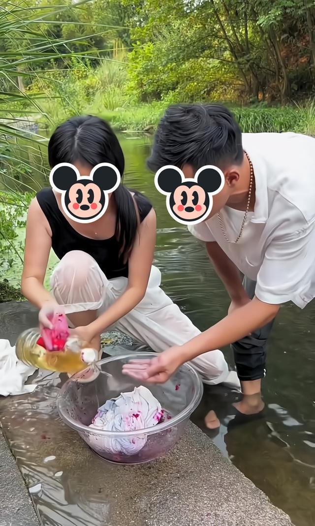 一男子没有耐心洗衣服并把衣服扔河里,在一旁的女子:姐教你洗