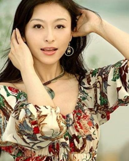 舒高|她曾红过李湘,被小三毁了家庭和事业后,转头嫁给了大16岁的男人