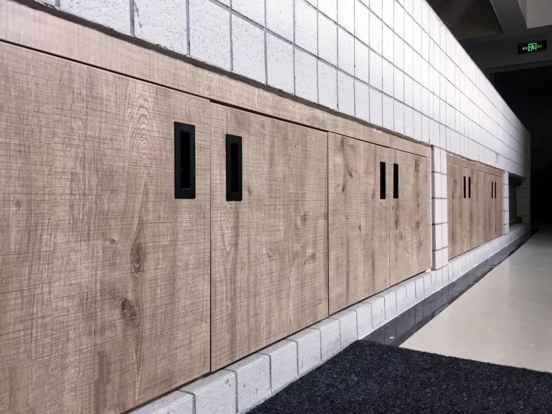 大白墙+不吊顶,头次见客厅把沙发半嵌入墙里,这设计我服!