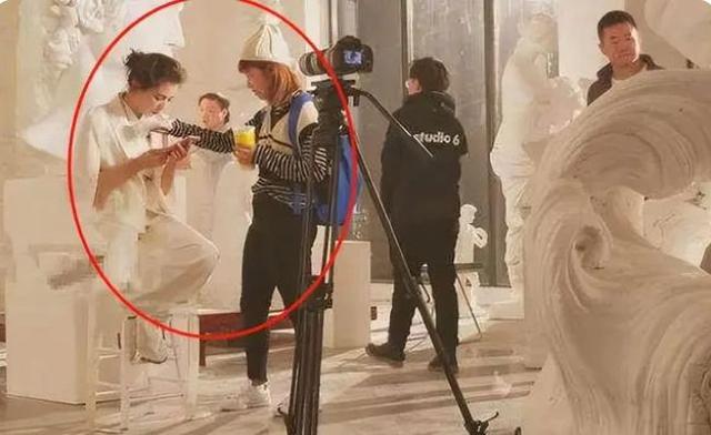 赵露思|赵露思被曝片场耍大牌，让助理帮忙脱鞋穿袜子，本人却忙着逗狗