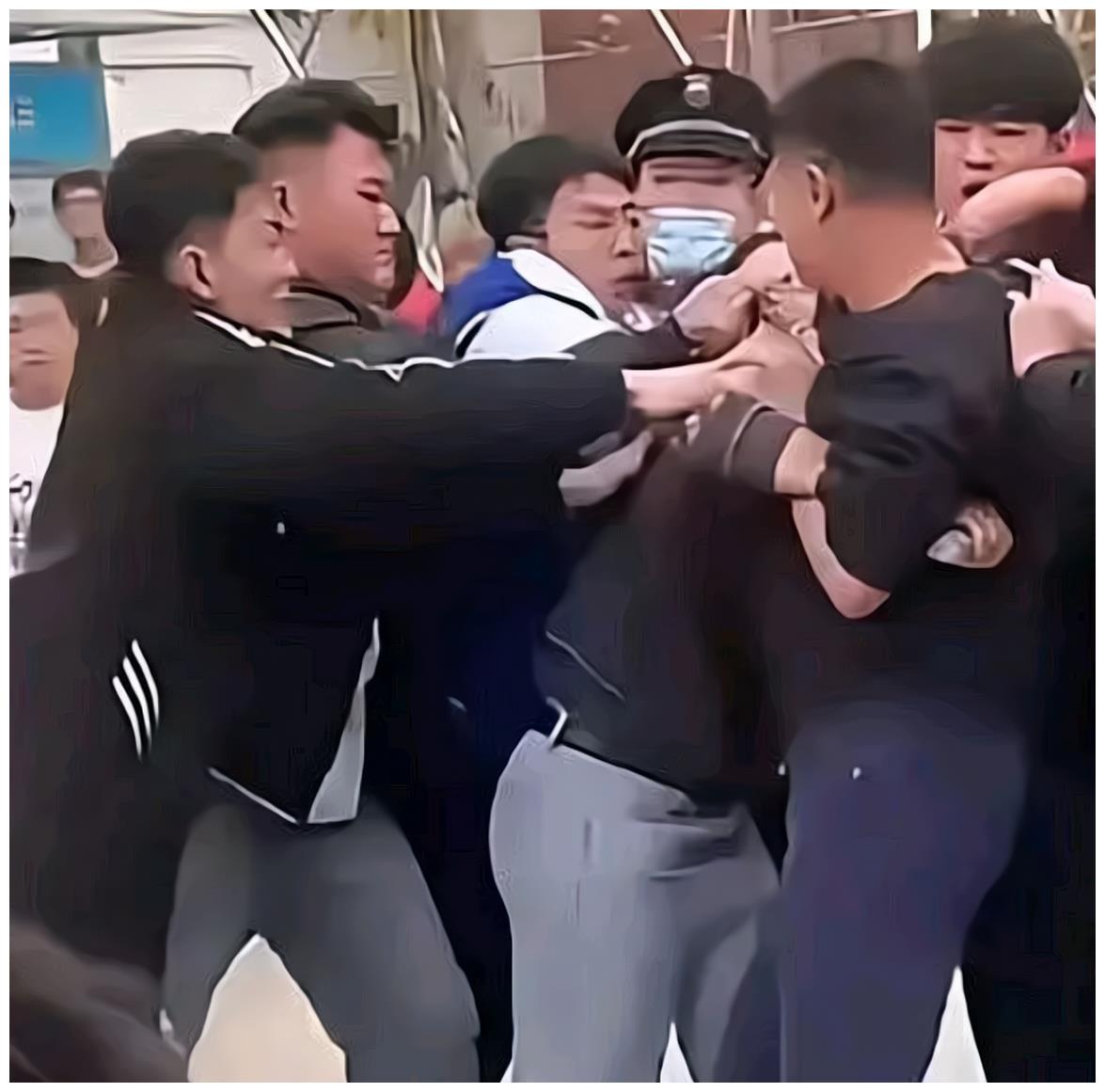 山东某高校王某发文致歉,网友不接受!其日常曝光,令人感慨万千