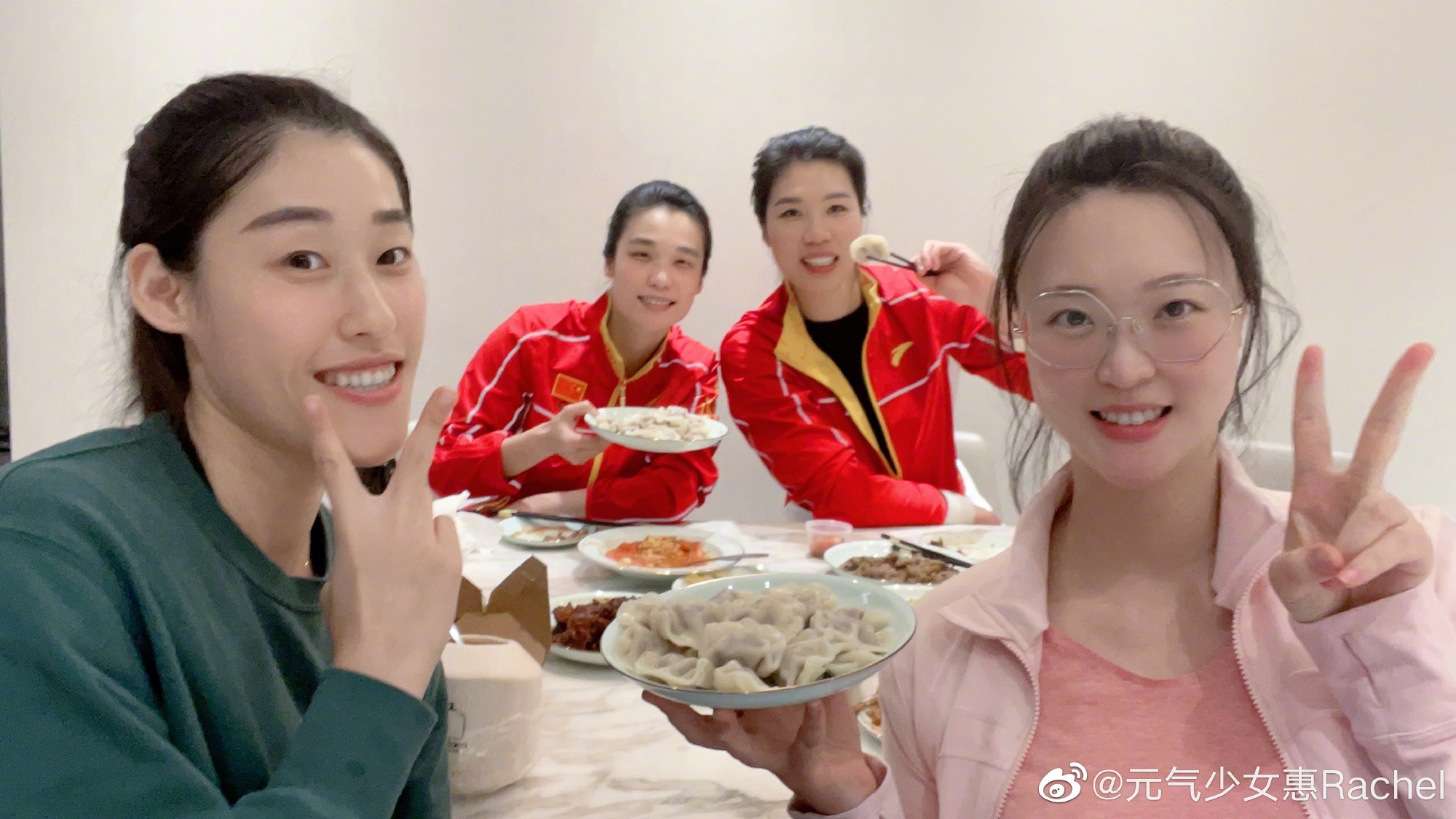 詹姆斯·哈登|惠若琪女儿见尼格买提求抱抱，全程看帅哥太可爱，被姥姥抱在怀中