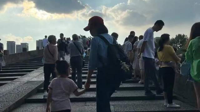 朱丹|朱丹带娃出游引起关注，“卑微丹”一家很温馨，打扮休闲无人认识