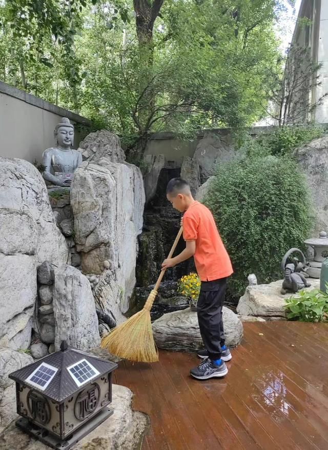 赵文卓|满屏大长腿！赵文卓晒一家五口背影，15岁女儿身材比母亲还纤细