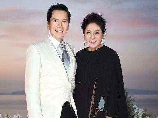 向太|向太携老公出席高档聚会，穿碎花裙打扮低调，63岁皮肤白皙气质佳