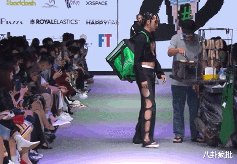 时装周|“复活”邓丽君！外省时装周将诡异进行到底！