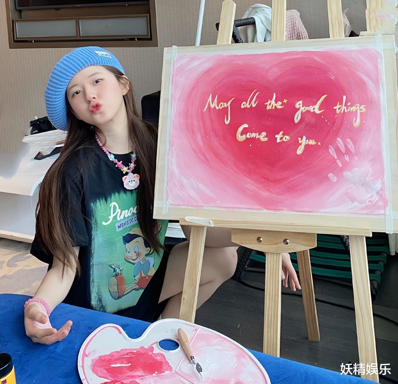 赵露思|赵露思晒照，画画好少女！素颜切菜，摆两副碗筷，做饭成功超开心