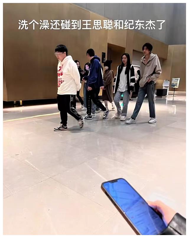 王思聪|王思聪带5美女搓澡被拍!穿百万球鞋豪气买单,身材单薄消瘦明显