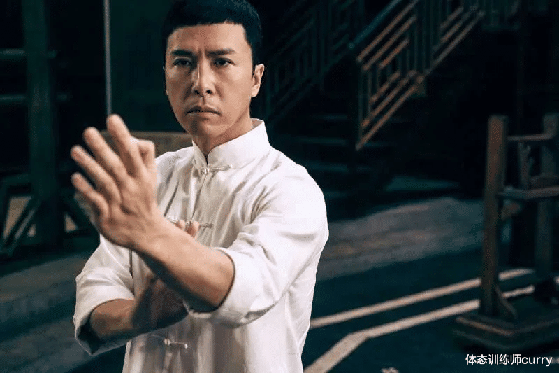 甄子丹|57岁甄子丹肌肉健硕，依然能够“打十个”，开挂中年从自律开始