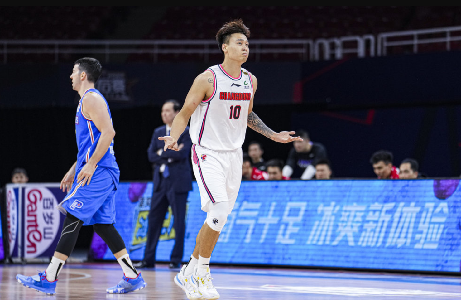 徐杰|CBA可爱2幕：胡明轩、徐杰抢篮板撞到一起！威姆斯长传，徐杰摔倒