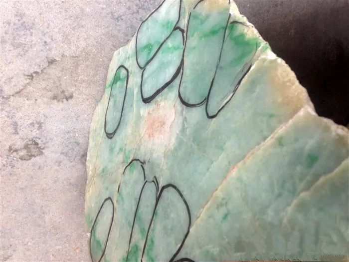 翡翠|无人问津的翡翠翡翠原石,一刀切开之后,货主笑了?