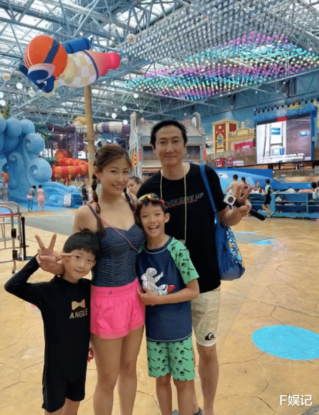 周家蔚|周家蔚带两个儿子回家与洪天明分开 一家四口离别时伤感落泪